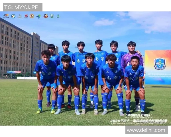 年轻帅气的足球明星如何在赛场内外赢得无数粉丝的心与热爱